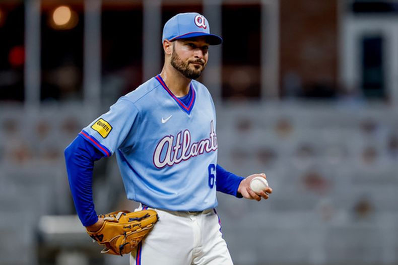 El lanzador de los Bravos de Atlanta, Danny Young (63), reacciona tras permitir un jonrón de tres carreras a Tim Tawa, de los Diamondbacks de Arizona, durante la novena entrada de un partido de béisbol, el sábado 15 de agosto de 2026, en Atlanta. (Foto AP/Erik S. Lesser)