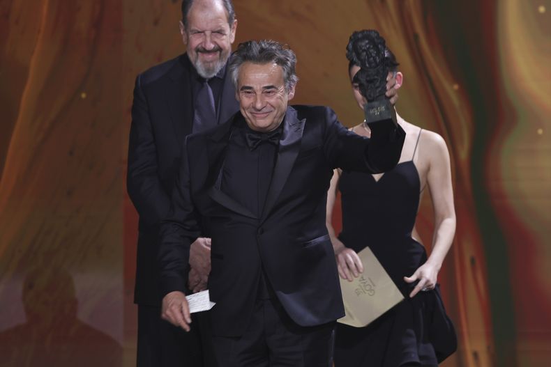 Eduard Fernández acepta el premio al mejor actor por Marco durante la 39ª ceremonia de los Premios Goya en Granada, España, el domingo 9 de febrero de 2025, en Granada. (Foto AP/Fermin Rodriguez)