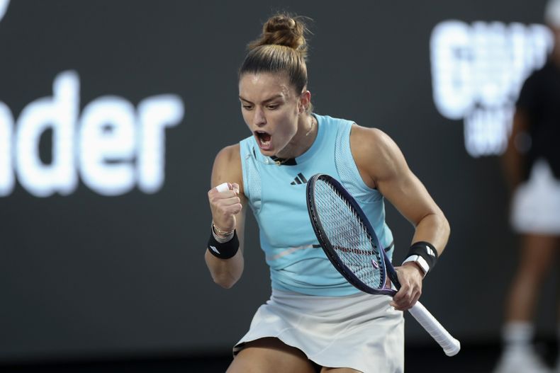 La griega Maria Sakkari festeja tras ganar un punto ante la estadounidense Caroline Dolehide, en la final del WTA 1000 de Guadalajara, México, el sábado 23 de septiembre de 2023 (AP Foto/Refugio Ruiz)