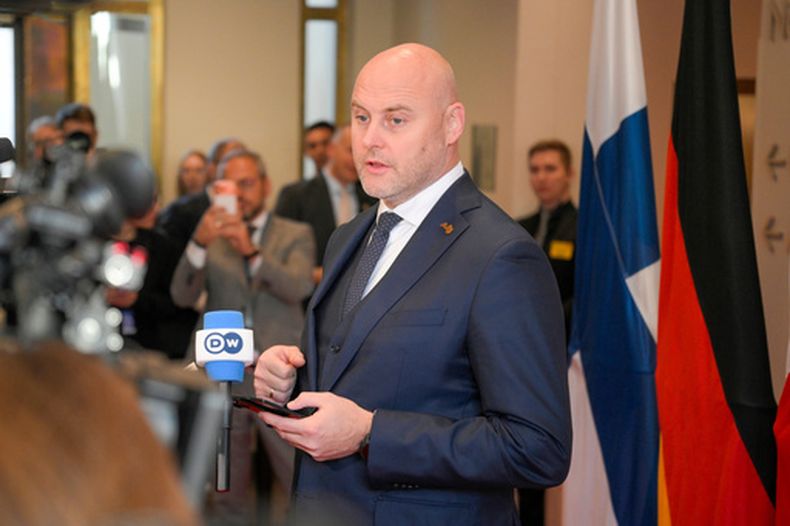 El primer ministro de Letonia, Andris Kulbergs, habla con reporteros durante una cumbre en Rovaniemi, Finlandia, el 14 de septiembre de 2026. (Jouni Porsanger/Lehtikuva via AP)