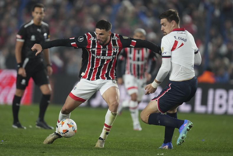 Jonathan Calleri, del Sao Paulo, conduce el balón frente a Sebastián Coates de Nacional de Uruguay, en un partido de octavos de final de la Copa Libertadores, el jueves 15 de agosto de 2024 (AP Foto/Matilde Campodonico)