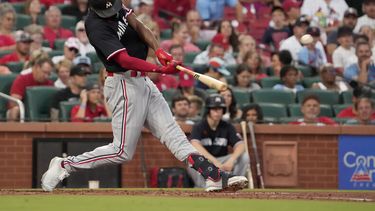 Michael A. Taylor, de los Mellizos de Minnesota, batea un jonrón de dos carreras en el encuentro del jueves 3 de agosto de 2023, ante los Cardenales de San Luis (AP Foto/Jeff Roberson)
