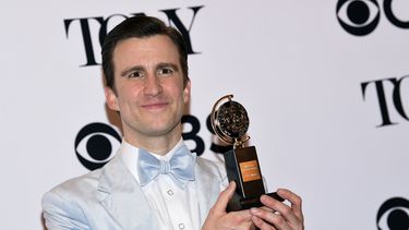 ARCHIVO - Gavin Creel, ganador del premio al mejor actor de reparto en un musical por Hello, Dolly! posa en la sala de prensa de la 71ª edición anual de los Premios Tony en Nueva York el 11 de junio de 2017. Creel murió el lunes de una forma rara y agresiva de cáncer. Tenía 48 años. (Foto Evan Agostini/Invision/AP, archivo)