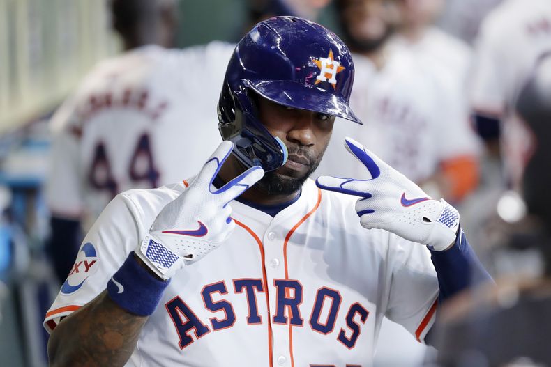 Jason Heyward de los Astros de Houston saluda tras conectar un jonrón ante los Atléticos de Oakland, el jueves 12 de septiembre de 2024. (AP Foto/Michael Wyke)