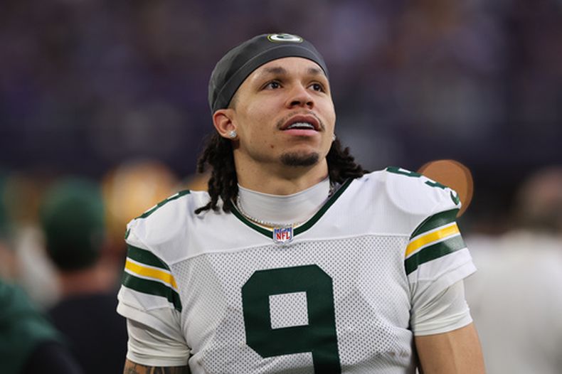 ARCHIVO - Christian Watson, receptor de los Packers de Green Bay, mira el encuentro ante los Vikings de Minnesota el 4 de enero de 2026 (AP Foto/Stacy Bengs, archivo)