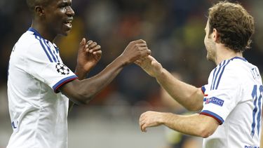 americateve | El jugador espa&ntilde;ol de Chelsea, Juan Mata, derecha, festeja con su compa&ntilde;ero Ramires tras un gol contra Steaua de Bucarest en la Liga de Campeones el martes, 1 de octubre de 2013, en Bucarest. (AP Photo/Vadim Ghirda)