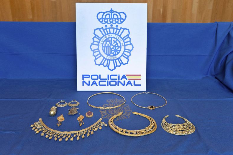 Las piezas de joyería que fueron sacadas ilegalmente de Ucrania y ahora incautadas por la policía española. Foto entregada por la Policía Nacional de España el 23 de octubre de 2023. (Policía Nacional de España, via AP)