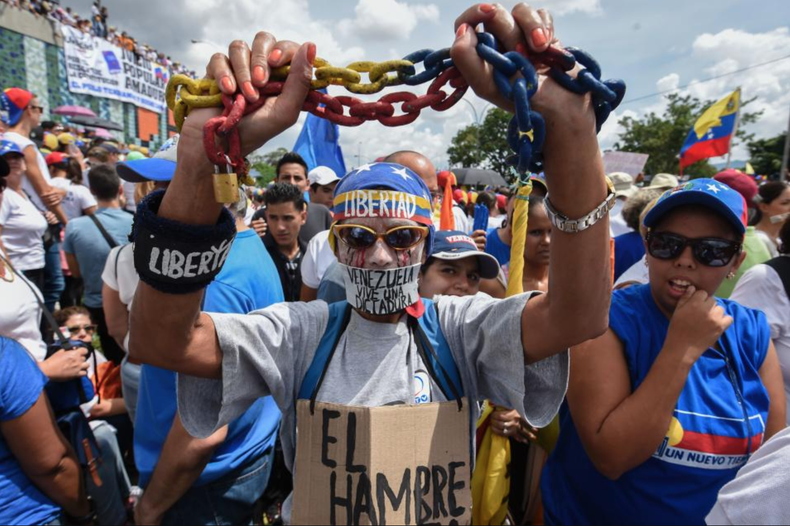 Venezolanos protestando