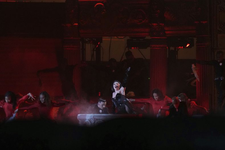 Lady Gaga se presenta durante su concierto gratuito en la playa de Copacabana en Río de Janeiro, el sábado 3 de mayo de 2025. (Foto AP/Silvia Izquierdo)