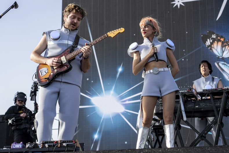 Achille Trocellier, izquierda, y Flore Benguigui de LImperatrice durante su presentación en el primer fin de semana del Festival de Música y Artes del Valle de Coachella en el Empire Polo Club el domingo 14 de abril de 2024, en Indio, California. El Servicio de Ciudadanía e Inmigración de los Estados Unidos (USCIS, por sus siglas en inglés) ha instituido un aumento del 250% en la tarifa de la visa para músicos internacionales que se presentan en EE.UU. (Foto Amy Harris/Invision/AP)