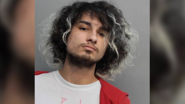 revelan video donde aparece el hijo de un mayor de la policia de miami dade  vendiendo drogas