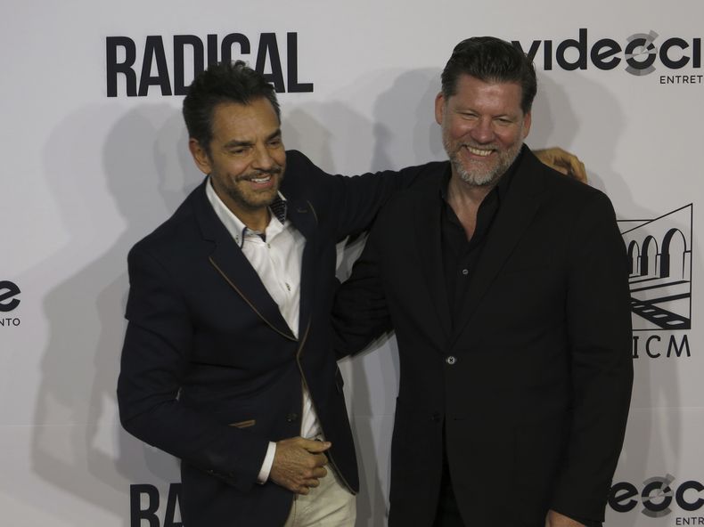 El actor mexicano Eugenio Derbez, izquierda, y el director estadounidense Christopher Zalla, posan en la alfombra roja de la película Radical, en el Festival Internacional de Cine de Morelia en Morelia, México, el jueves 26 de octubre de 2023. (Foto AP/Berenice Bautista)