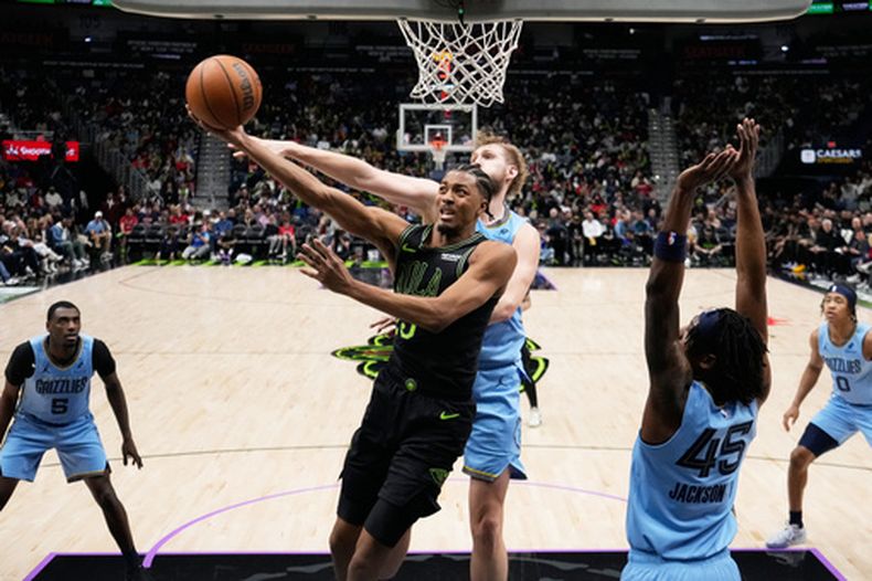 El alero de los Pelicans de Nueva Orleans Trey Murphy III salta con el balon para anotar frente al pívot de los Grizzlies de Memphis Jock Landale el viernes 30 de enero del 2026. (AP Foto/Avery Sikes)
