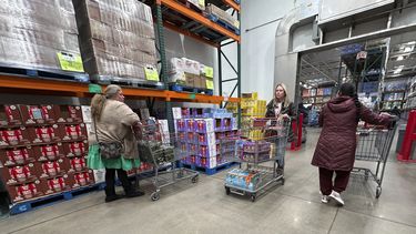 ARCHIVO - Clientes realizan compras en una tienda de la cadena Costco el jueves 23 de enero de 2025, en Sheridan, Colorado. (AP Foto/David Zalubowski)
