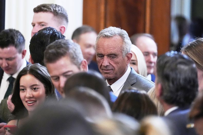 ARCHIVO - El secretario de Salud y Servicios Humanos, Robert F. Kennedy Jr., llega a la Sala Este de la Casa Blanca antes de que hablen el primer ministro irlandés Micheál Martin y el presidente Donald Trump, el 12 de marzo de 2025, en Washington. (AP Foto/Alex Brandon, archivo)