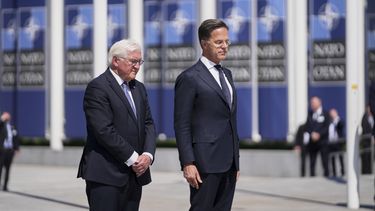 El presidente de Alemania, Frank-Walter Steinmeier, a la izquierda, y el secretario general de la OTAN, Mark Rutte, participan en una ceremonia de colocación de ofrendas florales para conmemorar el 70 aniversario de la adhesión de Alemania a la OTAN en la sede de la Alianza en Bruselas, el lunes 28 de abril de 2025. (AP Foto/Virginia Mayo)