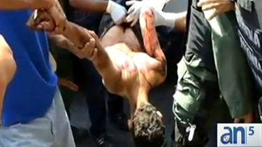 americateve | Los incidentes se produjeron cuando los manifestantes exigían la liberación de dos jóvenes en las puertas de la Fiscalía General de Venezuela. Después de la balacera llegó la represión de la Guardia Nacional. Hay 30 detenidos. Más temprano, dirigentes ant