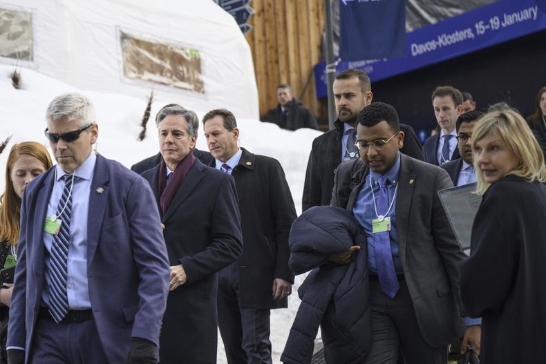 El secretario de Estado estadounidense, 3ro izquierda, Antony Blinken arriba al foro de Davos, Suiza, 17 de enero de 2024. Blinken se apresta a una gira por África en la que visitará Cabo Verde, Costa de Marfil, Nigeria y Angola a partir del domingo 21 de enero de 2024.(Laurent Gillieron/Keystone via AP)