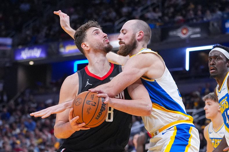 Jay Huff, derecha, de los Pacers de Indiana, le comete una falta a Alperen Sengun (28), de los Rockets de Houston, durante la segunda mitad del juego de baloncesto de la NBA, el lunes 2 de febrero de 2026, en Indianápolis. (AP Foto/Michael Conroy)