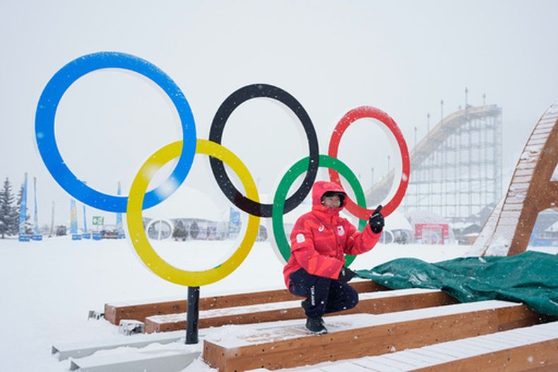 El japonés Goshin Fujiki posa frente a los anillos olímpicos en los Juegos Olímpicos de Invierno, el miércoles 4 de febrero de 2026, en Livigno, Italia. (AP Foto/Gregory Bull)
