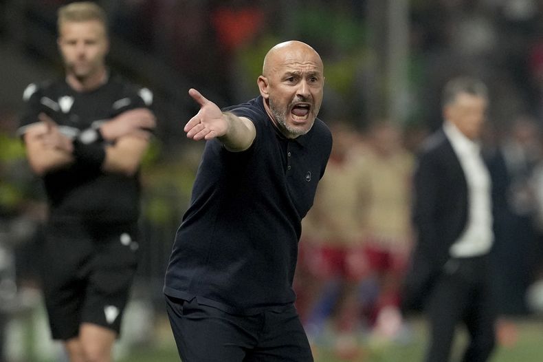 El técnico de Fiorentina Vincenzo Italiano durante la final de la Conference League ante Olympiakos, el 30 de mayo de 2024, en Atenas. (AP Foto/Petros Giannakouris)
