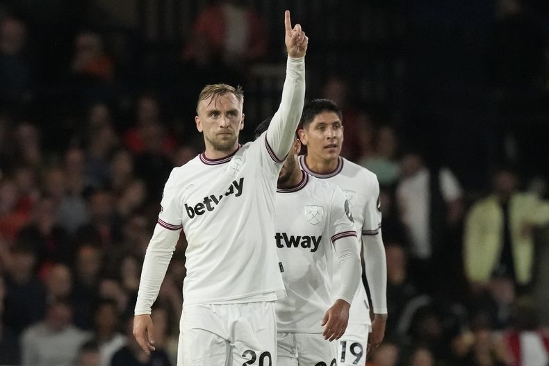 Jarrod Bowen (izquierda), delantero del West Ham celebra luego de marcar el primer gol del partido ante el Luton Town en Luton. Viernes 1 de septiembre de 2023. (AP Foto/Frank Augstein)