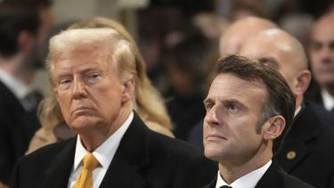 ARCHIVO - El presidente electo de Estados Unidos, Donald Trump, mira al presidente de Francia, Emmanuel Macron, en la catedral de Notre Dame, el 7 de diciembre de 2024, en París. (AP Foto/Thibault Camus, Pool, Archivo)