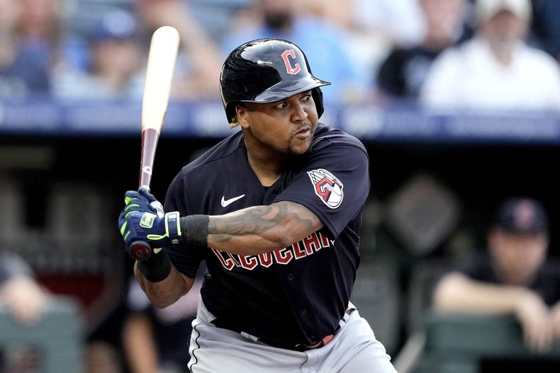 El dominicano José Ramírez de los Guardianes de Cleveland observa al lanzador antes de batear un grand slam en el tercer inning del juego ante los Reales de Kansas City el miércoles 28 de junio del 2023. (AP Foto/Charlie Riedel)
