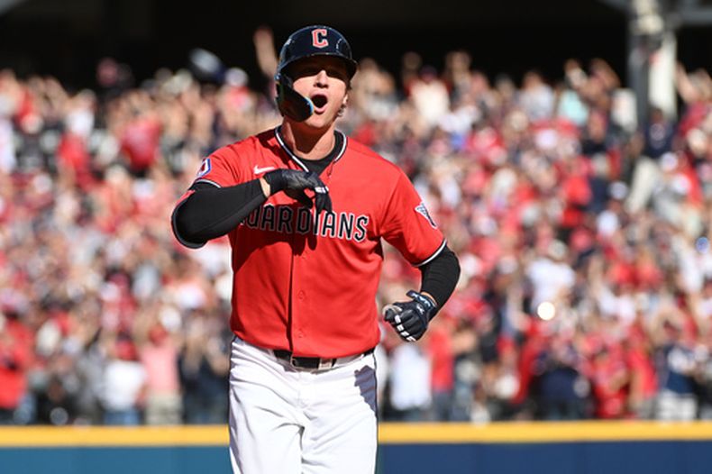 Petey Halpin de los Guardianes de Cleveland tras batear un jonrón de dos carreras en el quinto inning del tercer juego de la Serie de Campeonato de la Liga Americana contra los Rays de Tampa Bay, el jueves 15 de octubre de 2026. (AP Foto/Phil Long)