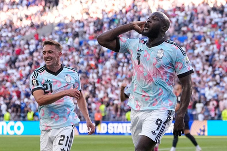 Romelu Lukaku, de Bélgica, festeja luego de anotar el cuarto gol de su selección ante Estados Unidos en los octavos de final de la Copa del Mundo, el lunes 6 de julio de 2026 (AP Foto/Lindsey Wasson)