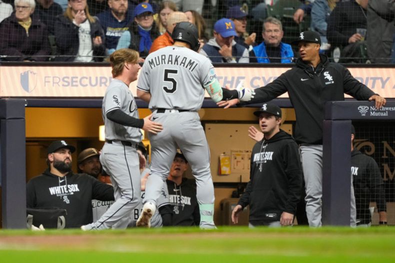 Munetaka Murakami, de los Medias Blancas de Chicago, vuelve a la cueva tras conectar un jonrón ante los Cerveceros de Milwaukee, el sábado 28 de marzo de 2026 (AP Foto/Kayla Wolf)