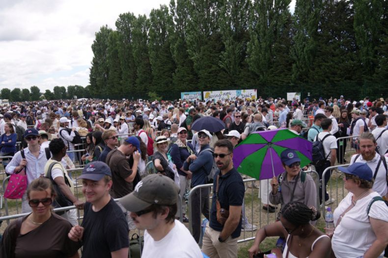 Aficionados al tenis hacen fila para conseguir boletos para Wimbledon en las primeras horas de la mañana del sábado 4 de julio del 2026. (AP Foto/Brian Inganga)
