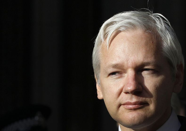 ARCHIVO - El fundador de WikiLeaks, Julian Assange, pausa mientras hace una declaración ante los medios de comunicación afuera de un tribunal de Londres, el 5 de diciembre de 2011. (AP Foto/Kirsty Wigglesworth, Archivo)