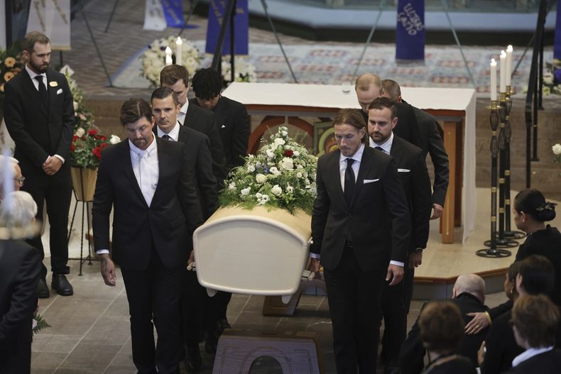 El ataúd del exentrenador sueco Sven-Göran Eriksson cargado por ocho hombres fuera de la iglesia y hacia el carro fúnebre en Torsby, Suecia el viernes 13 de septiembre del 2024. (Adam Ihse/TT News Agency via AP)