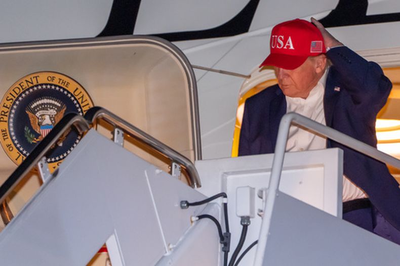 El presidente de Estados Unidos, Donald Trump, llega en el Air Force One, el jueves 15 de octubre de 2026, en la Base Conjunta Andrews, Maryland. (AP Foto/Alex Brandon)