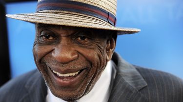 ARCHIVO - El actor Bill Cobbs, miembro del reparto de Get Low, llega al estreno de la película en Beverly Hills, California, el 27 de julio de 2010. Cobbs, el actor de carácter que se convirtió en una presencia omnipresente y sabia en la pantalla cuando era un hombre mayor. Murió el martes 25 de junio de 2024 en su casa de Inland Empire, California. Tenía 90 años. (Foto AP/Chris Pizzello, archivo)