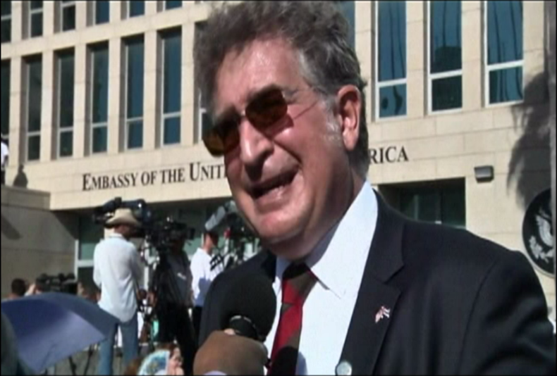 El ex congresista demócrata Joe García estuvo en la ceremonia de izamiento de la bandera de EE.UU. en su embajada en Cuba.