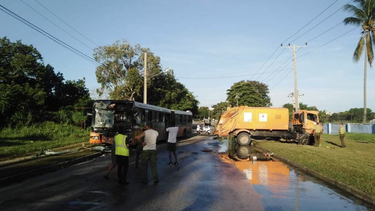 un fallecido y dos heridos: el saldo de un accidente entre un omnibus p9 y un camion de la basura