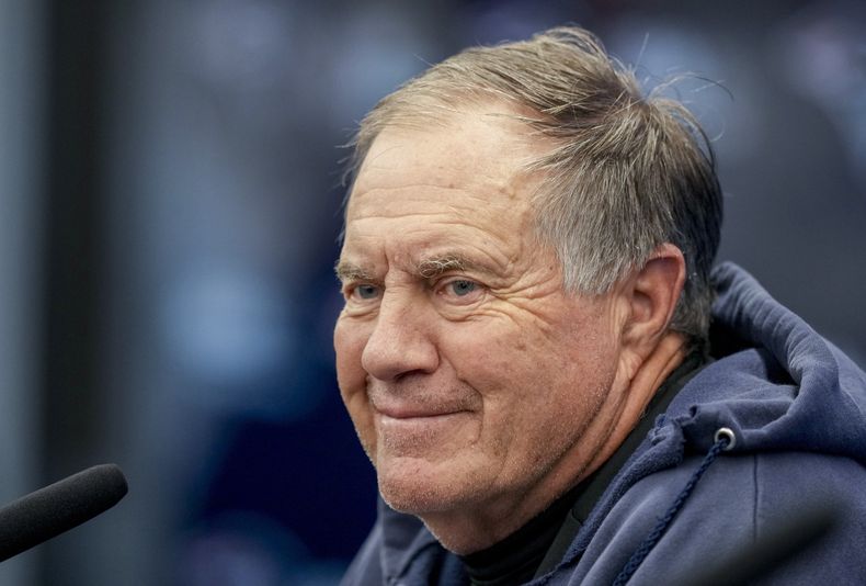 El head coach Bill Belichick, de los Patriots de Nueva Inglaterra, atiende una conferencia de prensa en Fráncfort, Alemania, el viernes 10 de noviembre de 2023. Los Patriots jugarán contra los Colts de Indianápolis, el domingo. (AP Foto/Michael Probst)