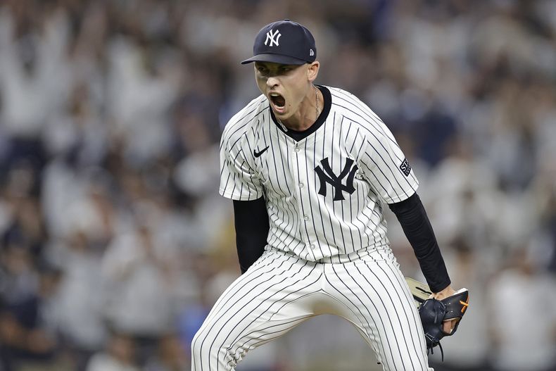 Luke Weaver, de los Yankees de Nueva York, reacciona después de conseguir el último out en un partido de béisbol en contra de los Medias Rojas de Boston, el 13 de septiembre de 2024, en Nueva York. (AP Foto/Adam Hunger)