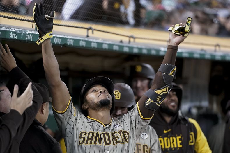 El venezolano José Azocar, de los Padres de San Diego, festeja tras conseguir un jonrón de tres carreras en el juego del viernes 15 de septiembre de 2023, ante los Atléticos de Oakland (AP Foto/Godofredo A. Vásquez)