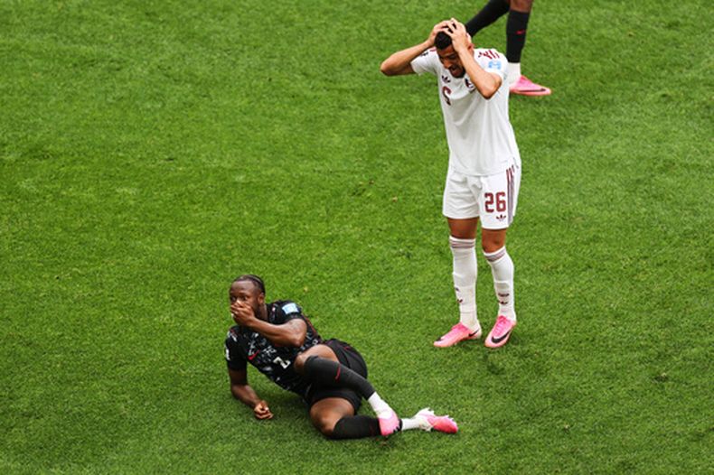 Mohamed Manai (26), de Qatar, reacciona al ver la lesión del canadiense Ismaël Koné (8) tras una jugada en el partido de la Copa del Mundo en el Grupo B entre Canadá y Qatar, el jueves 18 de junio de 2026, en Vancouver, Columbia Británica. (AP Foto/Kaleb Tatum)