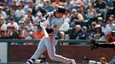Walker Jenkins de los Mellizos de Minnesota batea un sencillo remolcador en la séptima entrada frente al catcher de los Gigantes de San Francisco Andrew Knizner el miércoles 23 de septiembre del 2026. (AP Foto/Jed Jacobsohn)