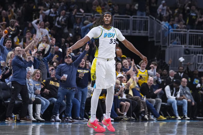 El pívot de los Pacers de Indiana, Myles Turner celebra luego de encestar un triple ante el Heat de Miami, durante la segunda mitad del juego de baloncesto de la NBA, en Indianápolis, el domingo 17 de noviembre de 2024. (AP Foto/Michael Conroy)