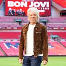 El cantante Jon Bon Jovi posa para una foto en una conferencia de prensa en el estadio de Wembley para hacer un anuncio y promocionar su nuevo álbum de colaboraciones, Forever, en el norte de Londres, el viernes 24 de octubre de 2025. (Ian West/PA via AP)