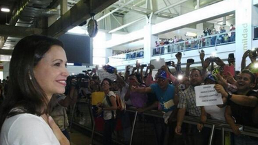 Reciben con Himno Nacional a María Corina Machado