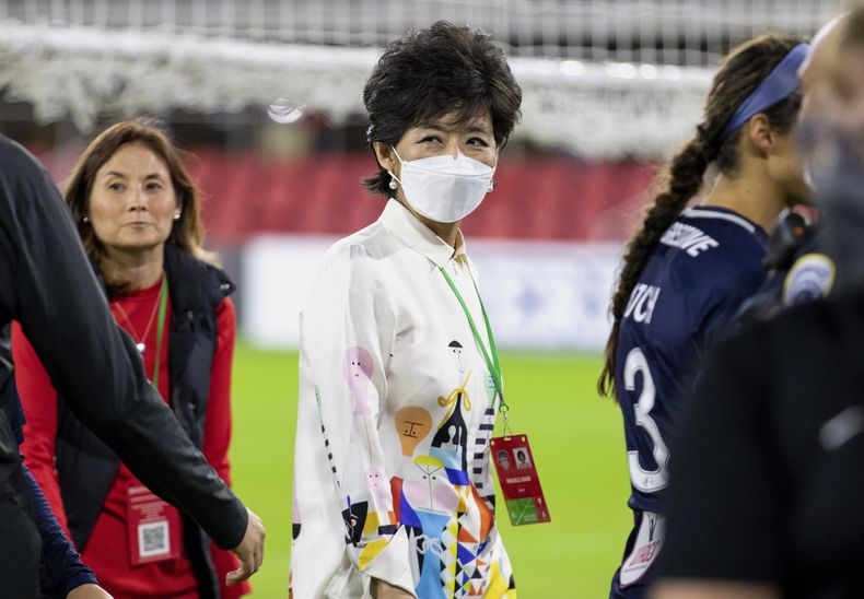 ARCHIVO. La propietaria del Spirit de Washington, Michele Kang, abandona el campo después de un partido de la NWSL en Washington, el sábado 9 de octubre de 2021. (AP Foto/Amanda Andrade-Rhoades, Archivo)