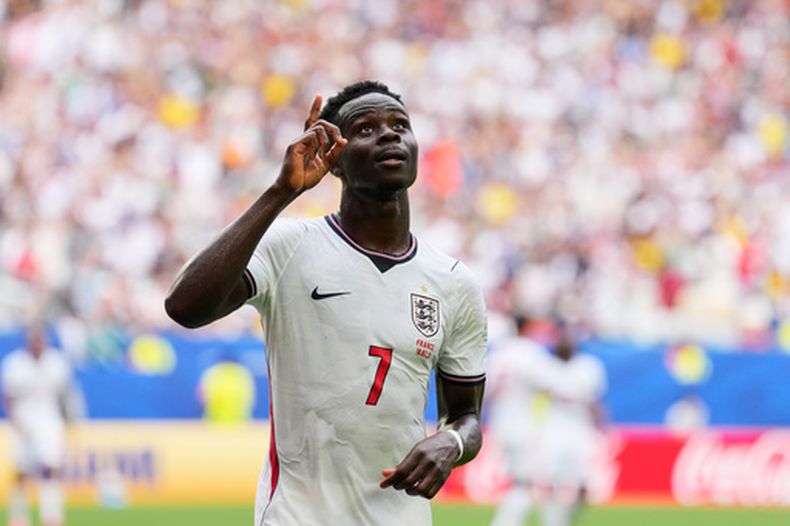 Bukayo Saka, de Inglaterra, celebra luego de anotar el cuarto tanto de su selección ante Francia en el duelo por el tercer puesto del Mundial, el sábado 18 de julio de 2026 en Miami Gardens, Florida (AP Foto/Rebecca Blackwell)
