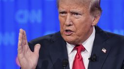 El expresidente y candidato presidencial republicano Donald Trump, habla durante el debate presidencial con Joe Biden, el jueves 27 de junio de 2024, en Atlanta. (AP Foto/Gerald Herbert)