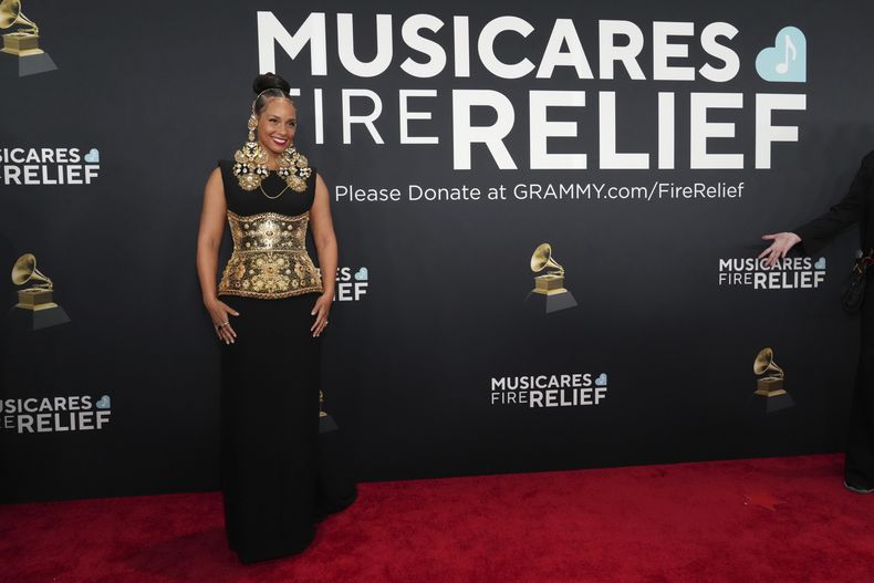 Alicia Keys llega a la 67ª entrega anual de los Grammy el domingo 2 de febrero de 2025 en Los Ángeles. (Foto Jordan Strauss/Invision/AP)